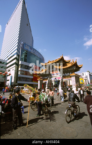 China Yunnan Kunming Zhengyi Lu gateway Stockfoto