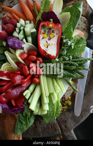 Frisches Gemüse und Crudités Platte beim Catering event Stockfoto