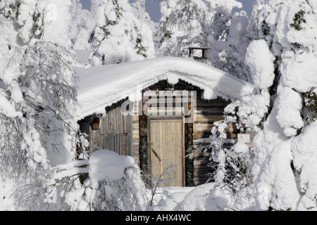 Winter-Szene in Finnland mit Schnee bedeckt überleben Hütte Stockfoto