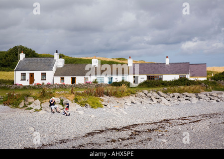 Moelfre Anglesey North Wales UK. Reihe von weißen Cottages neben Isle of Anglesey Coastal Path Runde kleine Bucht an der Nordostküste Stockfoto