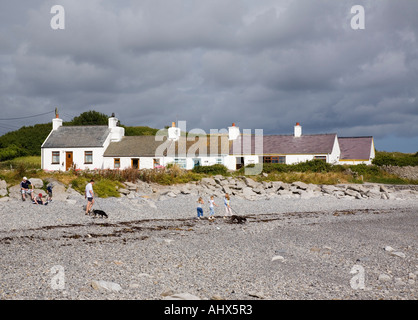 Reihe von weißen Cottages neben Isle of Anglesey Coastal Path um kleine Bucht an der Nordostküste. Moelfre Anglesey North Wales UK Stockfoto