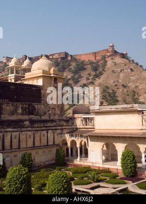 Amber Jaipur eine Innenhof-Gärten von Amber Palast innerhalb des Amber-Forts Komplex mit Jaigarh Fort auf Hügel jenseits Stockfoto