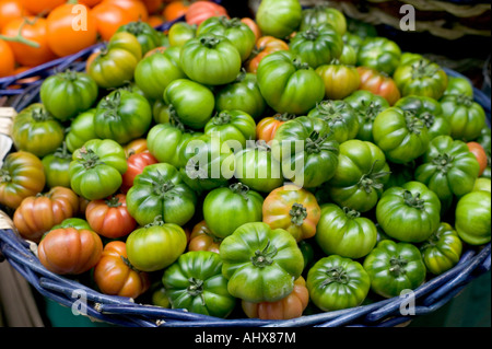 Nahaufnahme von einer Schüssel von grünen Tomaten an London Borough market Stockfoto