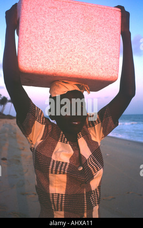 Porträt von einem Eis-Verkäufer am Strand von Schuljahre Ghana Stockfoto