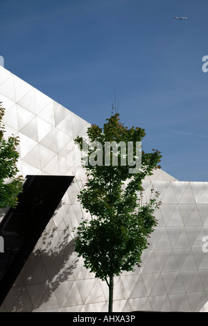 Baum an der London Metropolitan University Orion Gebäude Post Graduate Centre, entworfen von Daniel Libeskind mit blauem Himmel Stockfoto