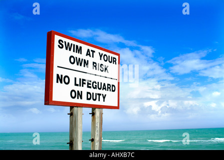 Schwimmen Sie auf eigene Gefahr-Zeichen keine Rettungsschwimmer im Einsatz Stockfoto