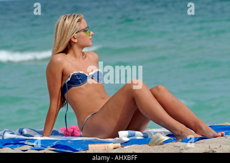 Frau im Badeanzug am Strand entspannen Stockfoto