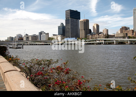 Central Business District über Fluß von South Bank am sonnigen Ufer in Brisbane Queensland QLD Australien Stockfoto