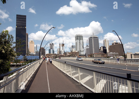 Fußgängerzone der Victoria Bridge mit Central Business District jenseits in Brisbane Queensland QLD Australien Stockfoto