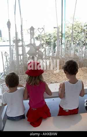 Kinder spielen mit weißen Lego-Bausteine im Inneren der Galerie der modernen Kunst Brisbane Queensland QLD Australien Stockfoto