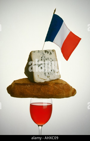 Stillleben mit französischer Flagge Wein Brot und Käse Stockfoto