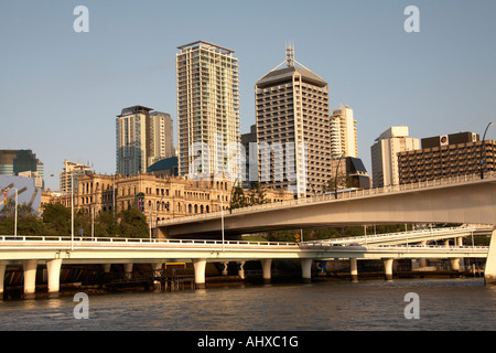 Gebäude der Central Business District und Expressway in Abend Sommer Sonnenlicht mit River Brisbane Queensland QLD Australien Stockfoto