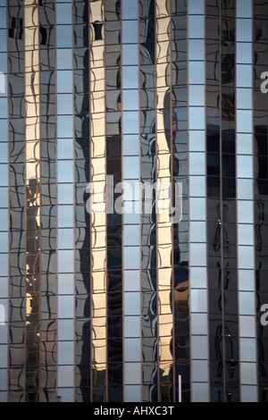 Abstraktes architektonische Bild des Bürogebäudes Reflexion Detail im Abendlicht Brisbane Queensland QLD Australien Stockfoto