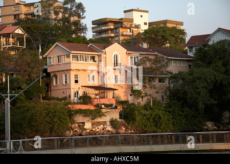 Häuser am Südufer des Flusses in der Nähe von Hawthorne Abend Sommer Sonnenlicht Brisbane Queensland QLD Australien Stockfoto