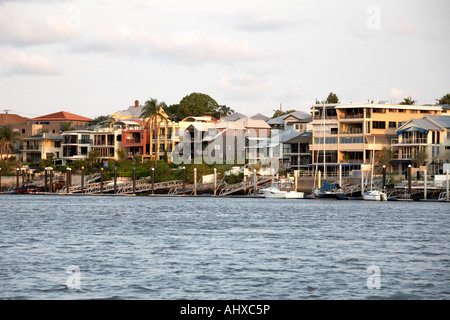 Häuser am Südufer des Flusses in der Nähe von Hawthorne Abend Sommer Sonnenlicht Brisbane Queensland QLD Australien Stockfoto