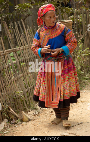 Frau aus der Flower Hmong Hill Trlbe, Coc Li Market in der Nähe von Sapa, Vietnam Stockfoto