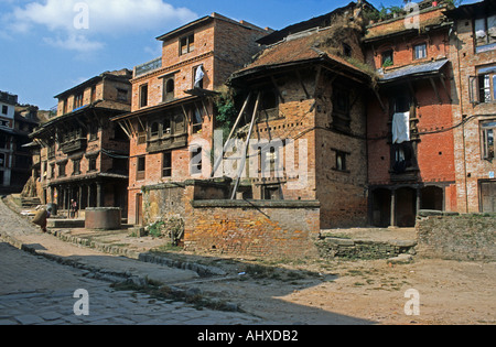 Traditionelle mittelalterliche Backsteinhäuser mit geschnitzten Holzfenstern in Bhaktapur, Kathmandu Valley, Nepal. Stockfoto