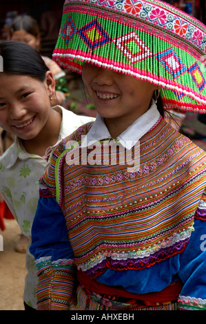 Frauen aus der Flower Hmong Hill Trlbe, Coc Li Market in der Nähe von Sapa, Vietnam Stockfoto