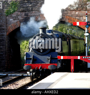 Dampflokomotive 80136 kommt in den Bahnhof mit der West Somerset Railway Stockfoto