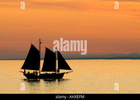 Segelboot am Lake Superior bei Sonnenuntergang Minnesota USA Stockfoto