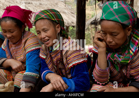 Frauen aus der Flower Hmong Hill Trlbe, Coc Li Market in der Nähe von Sapa, Vietnam Stockfoto