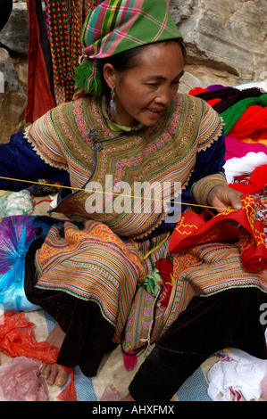 Frau aus der Flower Hmong Hill Trlbe, Coc Li Market in der Nähe von Sapa, Vietnam Stockfoto