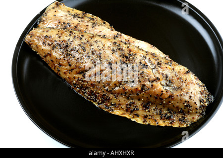 Filet von der gesunden Ölige gepfeffert Makrele Fisch, isoliert auf Weiß, ohne Menschen Stockfoto
