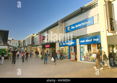 Wassergärten, eine Fußgängerzone mit Geschäften, wo Verkehr verboten ist, in Harlow Stockfoto