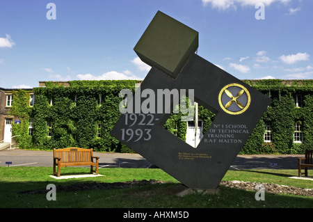 Skulptur feiert die Halton Lehrling Regelung von Lord Trenchard Nummer eins Schule der technischen Ausbildung begann 1922 bis 19 Stockfoto