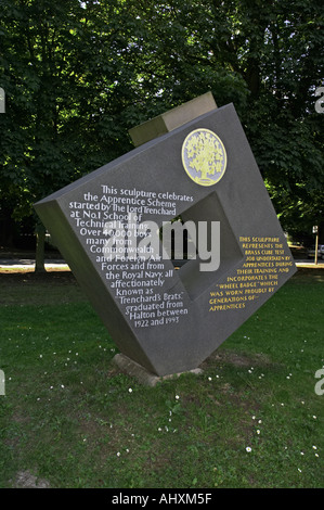 Skulptur, feiert die Halton Lehrling Regelung von Lord Trenchard Nummer eins Schule der technischen Ausbildung begonnen Stockfoto