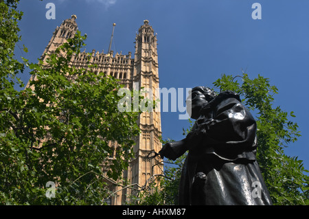 Statue von Emmeline Pankhurst außerhalb der Häuser des Parlaments London Stockfoto