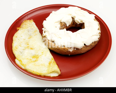 Vollkorn-Bagel mit Frischkäse und Omelette Stockfoto