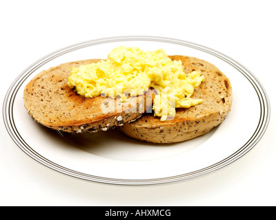 Vollkorn-Bagel mit Rührei Stockfoto