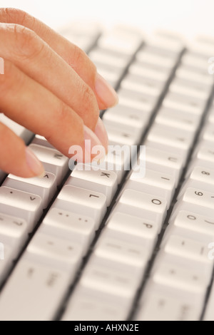 Finger auf Computer-Tastatur Stockfoto