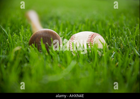 Fledermaus und Baseball Verlegung auf Rasen Stockfoto