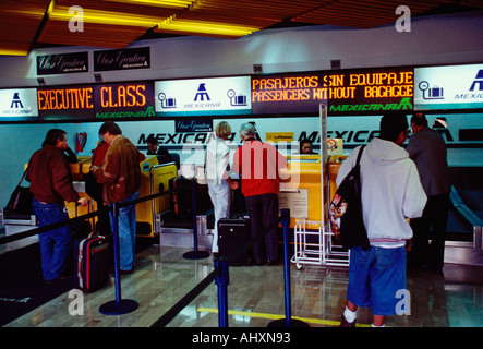 Mexikaner, Mexikaner, Passagiere, Reisen, Abflugebene, internationalen Flughafen Benito Juarez, Mexico City, Distrito Federal, Mexiko Stockfoto