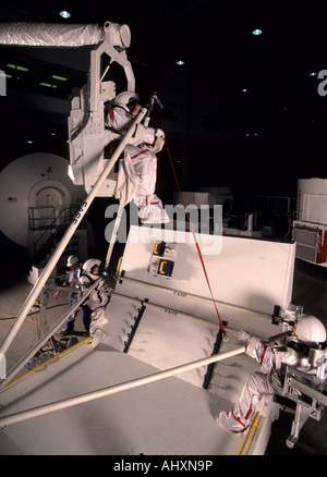 Huntsville AL. Space Camp. 13 Jahre alte Camper auf einfache Simulation, EVA waren, dass sie eine Pyramide zu bauen. Stockfoto