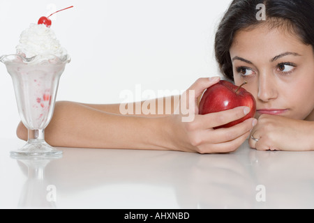 Frau mit Apfel wollen Eisbecher Stockfoto