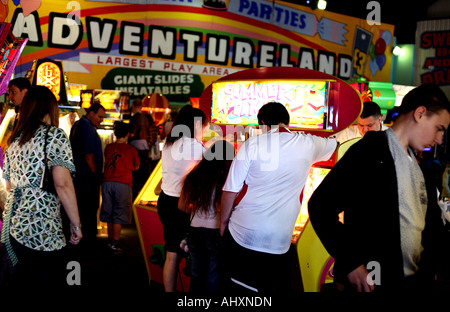 Menschen spielen auf Spielautomaten inside Passage in New Brighton Wirral Merseyside Stockfoto