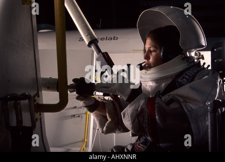 Huntsville AL. Space Camp 13 yr alten Camper auf einfache Simulation, EVA waren, dass sie eine Pyramide zu bauen Stockfoto