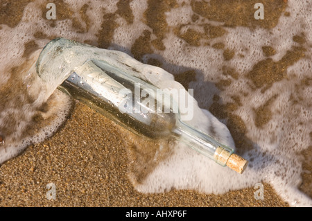 Flaschenpost an Land spülen Stockfoto