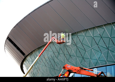 Bauarbeiter auf Hubarbeitsbühnen verleiht letzten Schliff neue Arena und Convention Centre in Liverpool Stockfoto