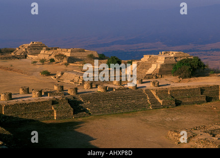 System IV, Danzantes, Tänzer Gruppe, Ansicht von Norden, Plattform, Monte Alban Archäologische Zone, Oaxaca, Mexiko Stockfoto