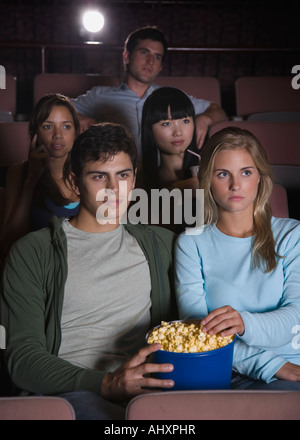 Paar, Lachen im Kino Stockfoto