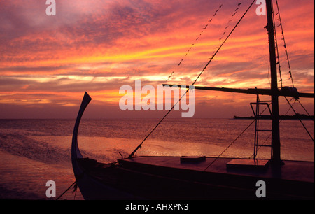 Kuredhu Malediven Resort Sonnenuntergang über dhoni Stockfoto