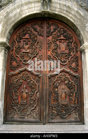 geschnitzte Tür der Kirche von San Augustin Stockfoto