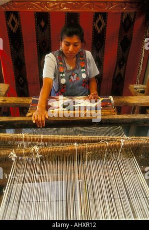 Matea Contreras Sosa ein Zapotec weaver Weben am Webstuhl, der in das Dorf Teotitlan del Valle in Oaxaca, Mexiko Stockfoto