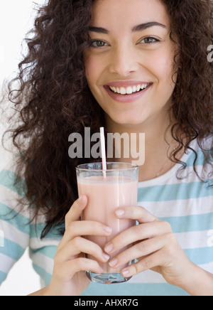 Frau trinken Milchshake Stockfoto