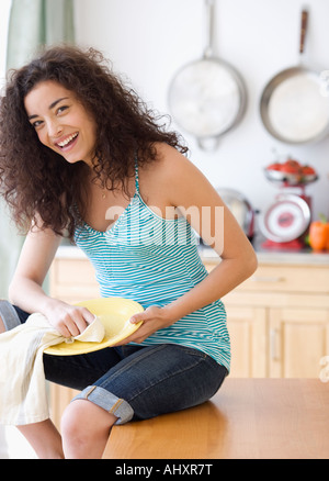 Frau, die Teller abtrocknen Stockfoto