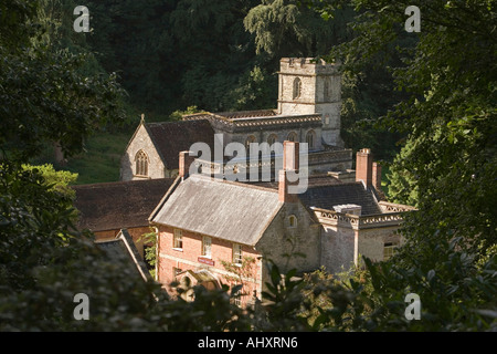 Spread Eagle Dorfkneipe Großbritannien Wiltshire spaßen und St. Peters Church von Stourhead House Gardens Stockfoto